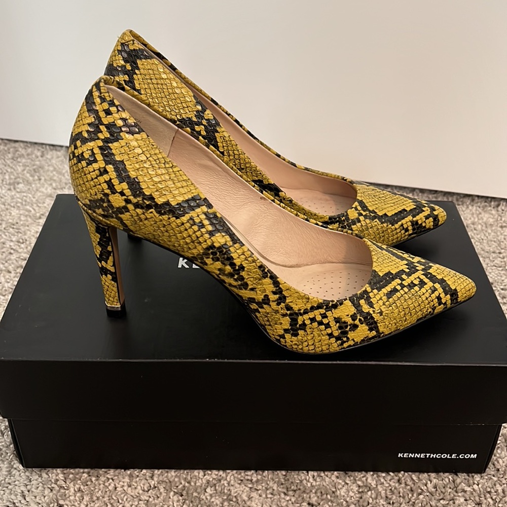 Like new! Kenneth Cole “Riley Snake Pump” in a yellow/green snakeskin, size 7